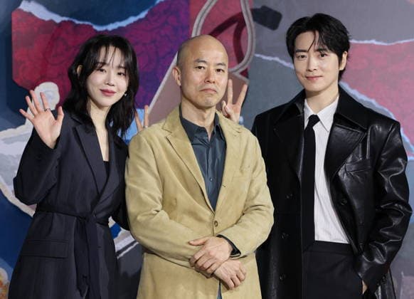 Drama The Art of Sarah Drama The Art of Sarah The stars of the drama The Art of Sarah -- Shin Hye-sun (L) and Lee Jun-hyuk (R) -- along with director Kim Jin-man (C) -- pose for a photo during a publicity event to promote the original series by Netflix in Seoul on Feb. 10, 2026. The eight-episode series will be released worldwide on Feb. 13. (Yonhap) 2026-02-10 15:28:03 < 1980-2026 YONHAPNEWS AGENCY. .> ¼­¿ïÆ¯º°½Ã EDITORIAL USE ONLY  Copyright: xx PYH2026021012580034400 YonhapxNewsx yonphotos249603