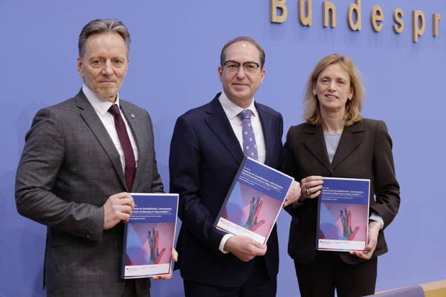 Holger Münch, Präsident des Bundeskriminalamtes (BKA), Bundesminister des Innern Alexander Dobrindt, Bundesministerin für Bildung, Familie, Senioren, Frauen und Jugend Karin Prien, Deutschland, Berlin, Bundespressekonferenz, Thema: Vorstellung der Dunkelfeldstudie zur Gewaltbetroffenheit in Deutschland – LeSuBiA (Lebenssituation, Sicherheit und Belastung im Alltag)