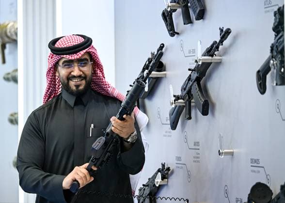 Saudi Arabia World Defense Show 9102867 10.02.2026 A visitor poses for a photo with an automatic rifle at the exhibition stand of Russian state arms exporter Rosoboronexport during the World Defense Show 2026 in Riyadh, Saudi Arabia. Pelagiya Tikhonova Sputnik Riyadh Saudi Arabia  Copyright: xPelagiyaxTikhonovax