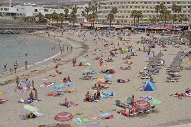 Playa de la Pinta, Costa Adeje, Teneriffa, strand, badestrand, sandstrand, küste, atlentik, urlaub, tourismus, menschen, badegäste Playa de la Pinta, Costa Adeje, Tenerife, beach, sandy beach, coast, atlentik, vacation, tourism, people, bathers Copyright: imageBROKER VolkerxRauch ibxiqx16346083.jpg