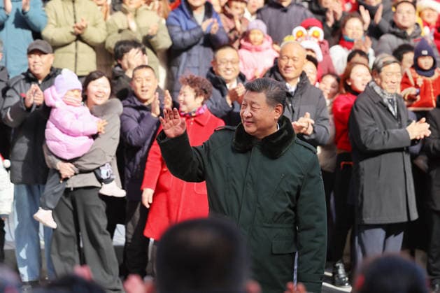 (260210) -- BEIJING, Feb. 10, 2026 -- Chinese President Xi Jinping, also general secretary of the Communist Party of China Central Committee and chairman of the Central Military Commission, waves to the crowd while visiting the Longfusi commercial area in Dongcheng District of Beijing, capital of China, Feb. 10, 2026. Xi visited primary-level officials and residents in Beijing during a two-day inspection tour from Monday to Tuesday. (Photo by Xinhua) CHINA-BEIJING-XI JINPING-SPRING FESTIVAL-INSPECTION (CN) XiaoxYi 