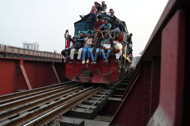 February 10, 2026, Tongi, Gazipur, Bangladesh: Millions of people are leaving Bangladesh™s capital Dhaka for their hometowns during a government holiday ahead of the national parliamentary election scheduled for the 12th. The photo shows passengers overcrowding a train on the Dhaka Mymensingh route, with many riding on the roof and hanging from doors as they travel to cast their votes. Tongi Bangladesh  - ZUMAk174 20260210_zip_k174_005 Copyright: xSyedxMahabubulxKaderx