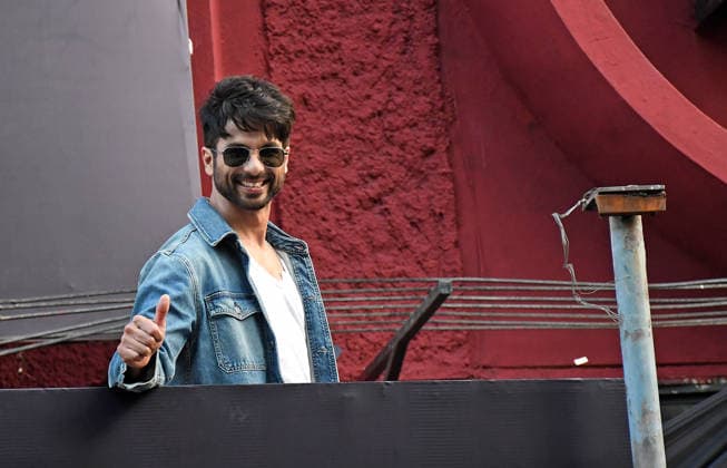 Bollywood actors Shahid Kapoor & Triptii Dimri promote their upcoming film, O Romeo in Mumbai, India - 10 Feb 2026 L-R Indian film actress Triptii Dimri and actor Shahid Kapoor interacts with fans (not in photo) as they promote their upcoming film O Romeo outside a multiplex in Mumbai. The film will be release on 13th February 2026. Mumbai India Copyright: xAshishxVaishnavx xSOPAxImagesx AVaishnav_Bollywood actors Shahid Kapoor _ Triptii Dimri promote their upcoming film O_Romeo in (5)
