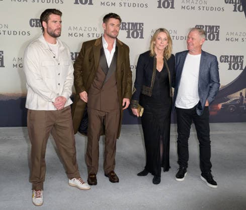 Crime 101 Premiere - Los Angeles, USA LOS ANGELES, USA. February 10, 2026: Liam Hemsworth, Chris Hemsworth & parents Leonie & Craig Hemsworth at the premiere for Crime 101 at the United Theatre. Los Angeles CA USA  Copyright: xPaulxSmith Featureflashx