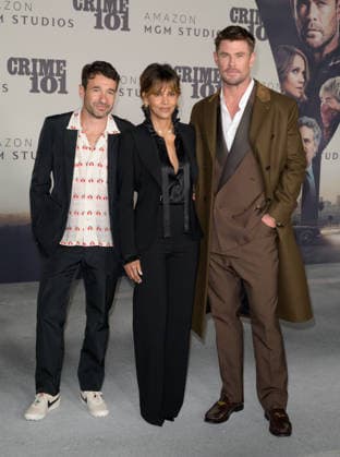 LOS ANGELES, USA February 10, 2026 Bart Layton, Halle Berry Chris Hemsworth at the premiere for Crime 101 at the United Theatre Picture Paul Smith Featureflash 452949 2026 02 10 CA Los Angeles  Copyright: xPaulxSmithx xFeaturesxFlashx xStarfacex STAR_452949_038
