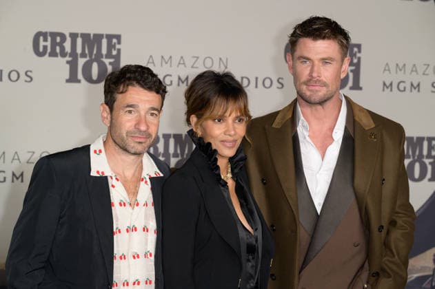 LOS ANGELES, USA February 10, 2026 Bart Layton, Halle Berry Chris Hemsworth at the premiere for Crime 101 at the United Theatre Picture Paul Smith Featureflash 452949 2026 02 10 CA Los Angeles  Copyright: xPaulxSmithx xFeaturesxFlashx xStarfacex STAR_452949_040