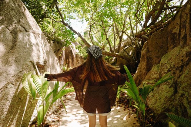 Young woman in leopard scarf brown shirt and beige shorts joyful Victoria, Mont Fleuri, Seychelles CR_NMDM260206-1959900-01 ,model released, Symbolfoto