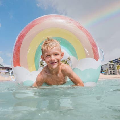 rainbow inner tube with a smiling boy and a rainbow Waimea, Hawaii, United States CR_NOZI260210-1962514-01 ,model released, Symbolfoto