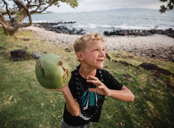 boy holding a coconut in maui hawaii Waimea, Hawaii, United States CR_NOZI260210-1962541-01 ,model released, Symbolfoto