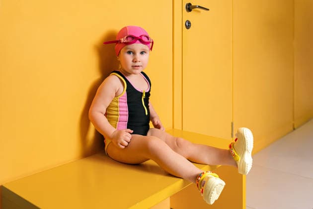 Toddler ready for swimming lesson Saint Petersburg, Saint Petersburg, Russia CR_YFCG260210B-1962256-01 ,model released, Symbolfoto