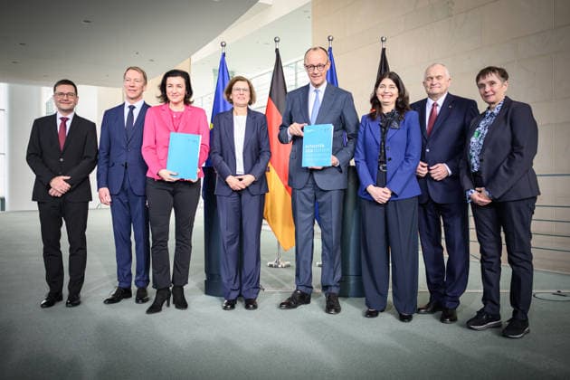 Berlin, Übergabe des Gutachtens 2026 der Expertenkommission Forschung und Innovation im Kanzleramt Übergabe des Gutachtens 2026 der Expertenkommission Forschung und Innovation (EFI) an Bundeskanzler Friedrich Merz (CDU) in Anwesenheit von Dorothee Bär (Bundesministerin für Forschung, Technologie und Raumfahrt der Bundesrepublik Deutschland, CSU) Mitglieder der Expertenkommission sind: Irene Bertschek (Vorsitzende), Guido Bünstorf, Carolin Häussler, Carolin Häussler, Joachim Henkel, Christoph M. Schmidt, Friederike Welter Berlin Bundeskanzleramt Berlin Deutschland *** Berlin, Handover of the 2026 Report of the Commission of Experts for Research and Innovation at the Chancellery Handover of the 2026 Report of the Commission of Experts