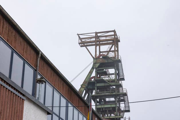 Schacht Bernterode 11022026 - Der Foerderturm am Schacht Bernterode I in Bernterode im Ort Breitenworbis im Eichsfeld. Hier wurde waehrend der DDR-Zeit Kali Salz gefoerdert, inzwischen dient der Schacht zur Verbringung von Abfaellen und zur Verfuellung von Hohlraeumen. Breitenworbis Bernterode Schacht Thueringen Deutschland