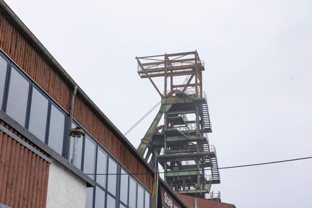 Schacht Bernterode 11022026 - Der Foerderturm am Schacht Bernterode I in Bernterode im Ort Breitenworbis im Eichsfeld. Hier wurde waehrend der DDR-Zeit Kali Salz gefoerdert, inzwischen dient der Schacht zur Verbringung von Abfaellen und zur Verfuellung von Hohlraeumen. Breitenworbis Bernterode Schacht Thueringen Deutschland