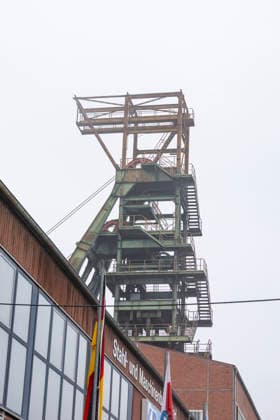 Schacht Bernterode 11022026 - Der Foerderturm am Schacht Bernterode I in Bernterode im Ort Breitenworbis im Eichsfeld. Hier wurde waehrend der DDR-Zeit Kali Salz gefoerdert, inzwischen dient der Schacht zur Verbringung von Abfaellen und zur Verfuellung von Hohlraeumen. Breitenworbis Bernterode Schacht Thueringen Deutschland