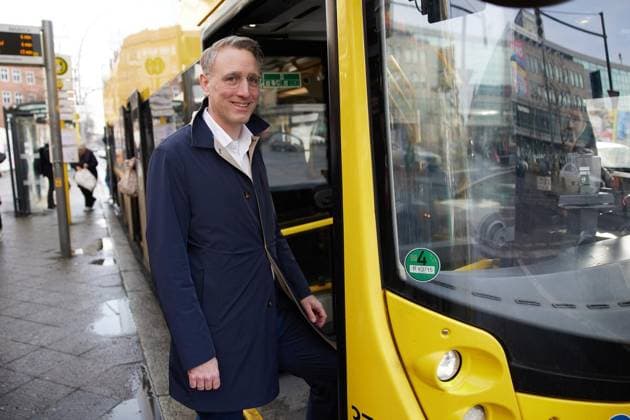 Lieblingsort von Christoph Heuing ** NUR FÜR REDAKTIONELLE ZWECKE ** EDITORIAL USE ONLY **<p>Christoph Heuing, Geschäftsführer des Verkehrsverbundes Berlin-Brandenburg (VBB), steht vor einem Doppeldecker M29 am Hermannplatz. Deutschland Berlin Berlin Copyright: JörgxCarstensen