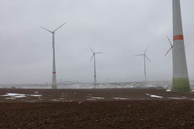 Windenergie Thueringen im Winter 11022026 - Eine Ansammlung von Winkraftanlagen bei Sondershausen in Thueringen. Es herrscht Winterwetter, Nebel und Dunst. Sondershausen Thueringen Deutschland