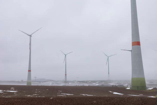 Windenergie Thueringen im Winter 11022026 - Eine Ansammlung von Winkraftanlagen bei Sondershausen in Thueringen. Es herrscht Winterwetter, Nebel und Dunst. Sondershausen Thueringen Deutschland