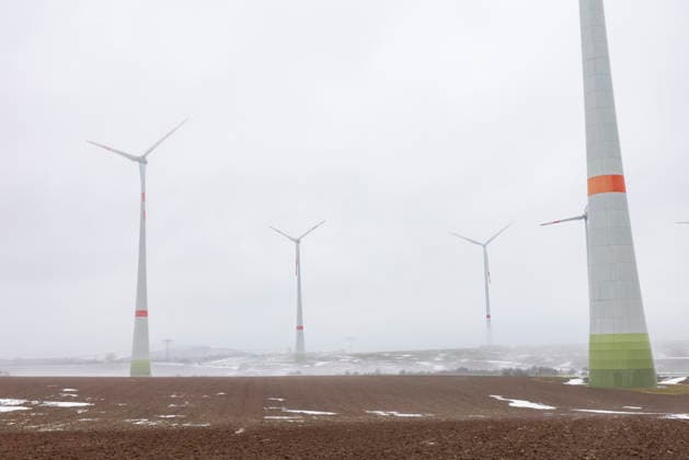 Windenergie Thueringen im Winter 11022026 - Eine Ansammlung von Winkraftanlagen bei Sondershausen in Thueringen. Es herrscht Winterwetter, Nebel und Dunst. Sondershausen Thueringen Deutschland
