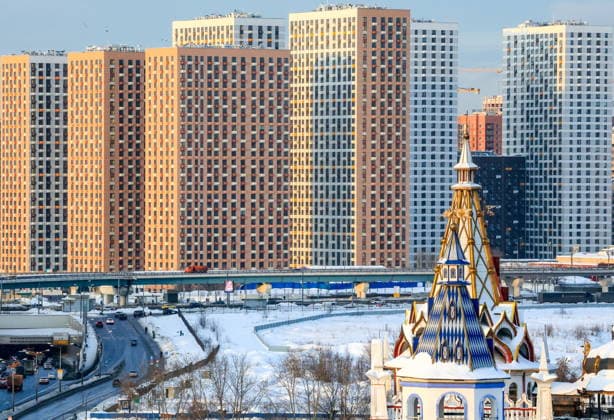 RUSSIA, MOSCOW - FEBRUARY 10, 2026: New residential developments rise opposite the Izmailovo Kremlin, eastern Moscow Moscow Russia  - ZUMAt113 20260210_zaa_t113_1113 Copyright: xVladimirxSmirnovx