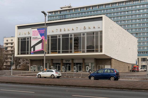 Das im Jahr 1963 eröffnete Kino International an der Karl-Marx-Allee in Berlin-Mitte wird nach einer Generalsanierung am 26.02.2026 wieder eröffnet. .