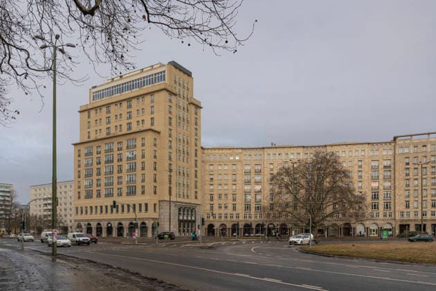 Das 14geschossige Haus Berlin (links) im Stil des sozialistischen Klassizismus am Strausberger Platz an der Karl-Marx-Allee in Berlin-Mitte.