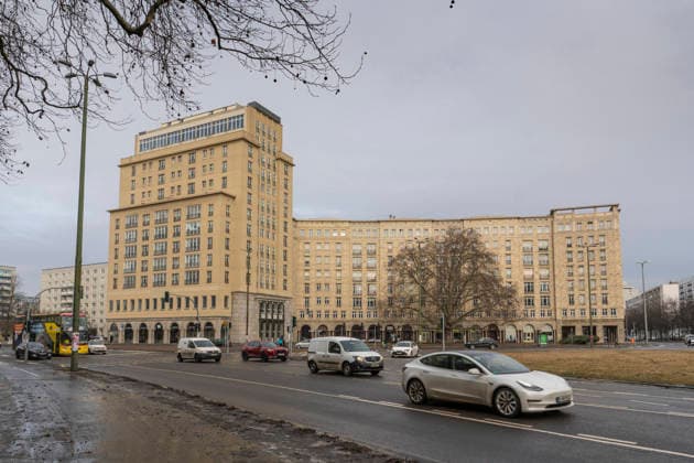 Das 14geschossige Haus Berlin (links) im Stil des sozialistischen Klassizismus am Strausberger Platz an der Karl-Marx-Allee in Berlin-Mitte.
