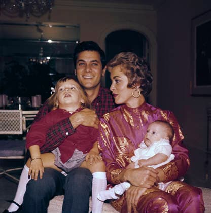 RECORD DATE NOT STATED Tony Curtis at home with wife Janet Leigh and their two children, Jamie Lee and Kelly 1959 EDITORIAL USE ONLY  Copyright: xBerniexAbramsonx