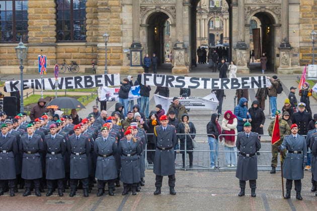 Öffentlichen Appell der Offizierschule des Heeres auf dem Theaterplatz. Vor der Semperoper verabschiedet die Bundeswehr rund 700 junge Offizierinnen und Offiziere, die nach viereinhalb Monaten intensiver Ausbildung den nächsten Schritt auf ihrem Weg zu militärischen Führungskräften gehen. Mit militärischem Zeremoniell, feierlicher Musik des Luftwaffenmusikkorps Erfurt und einem Ehrengast der ersten Vizepräsidentin des Sächsischen Landtages Ines Saborowski. Protestbanner ausserhalb der Veranstaltung. Dresden Sachsen Deutschland *** Public roll call of the Army Officers School on Theaterplatz In front of the Semper Opera House, the Bundeswehr bids farewell to around 700 young officers who, after four and a half months of intensive tr