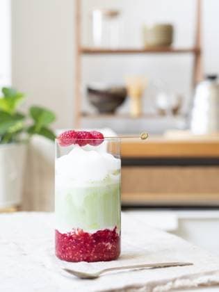 Erfrischender geschichteter Iced Matcha Latte mit Himbeerpüree und schaumigem Topping Refreshing layered iced matcha latte with raspberry puree and foamy topping Copyright: imageBROKER AnaxLopez ibxalz16577179.jpg