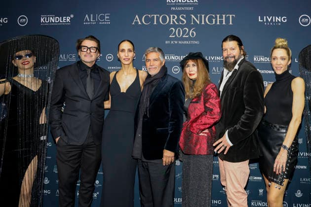 Bruno Eyron, Friederike Dirscherl, Esai Morales, Cassandra Gava, Claude Duhamel, Melanie Wolf bei Actors Night 2026 in dem Alice Rooftop & Garden im Living Berlin.