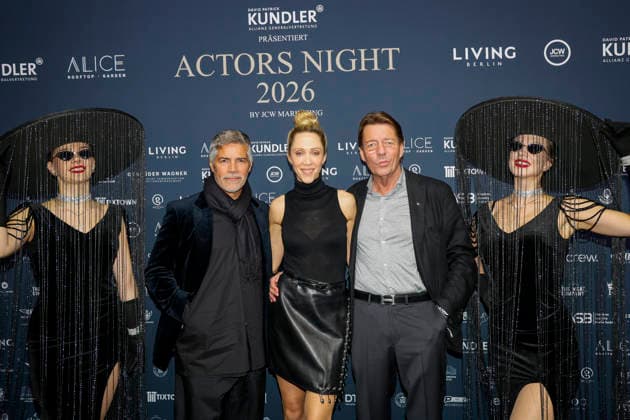 Esai Morales, Melanie Wolf, Peter Wolf bei Actors Night 2026 in dem Alice Rooftop & Garden im Living Berlin.