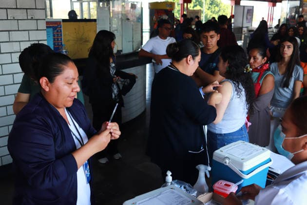 Measles Vaccination Campaign After Increase Cases In The Country A nurse administers a dose of the measles vaccine to a woman at Guelatao subway station vaccination center, as part the vaccination campaign against the virus outbreak after increase measles cases in the country, on February 11, 2026, in Mexico City, Mexico. (Photo by Carlos Santiago Eyepix Group) Copyright: xCarlosxSantiago xEyepixxGroupx CS_11022026_175916