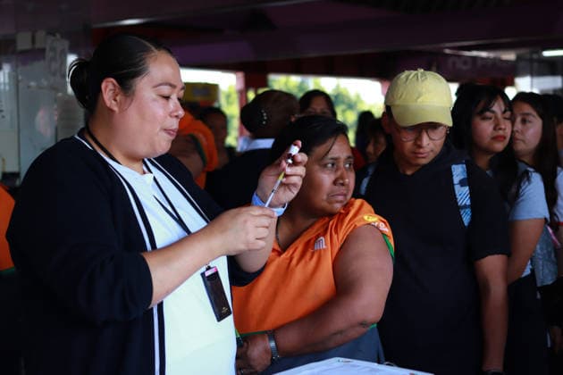 Measles Vaccination Campaign After Increase Cases In The Country A nurse prepares a dose of the measles vaccine at Guelatao subway station vaccination center, as part the vaccination campaign against the virus outbreak after increase measles cases in the country, on February 11, 2026, in Mexico City, Mexico. (Photo by Carlos Santiago Eyepix Group) Copyright: xCarlosxSantiago xEyepixxGroupx CS_11022026_175911
