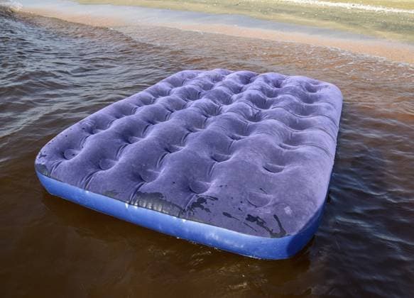 Blaue aufblasbare Matratze, die im Teich schwimmt. Eine aufblasbare Matratze am Strand Blue inflatable mattress swimming in the pond. An inflatable mattress on the beach Copyright: imageBROKER LeonidxEremeychuk ibxler15187116.jpg
