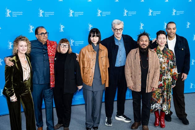 Berlin Berlinale, 76. internationale Filmfestspiele Berlin 2026 v.L. Shivendra Singh Dungarpur, Ewa Puszcyriska, Bae Doona, Wim Wenders, Min Bahadur, Hikari, Reinaldo Marcus Green Photo Call International Jury Berlinale, 76. internationale Filmfestspiele Berlin 2026 -Pressefoto Roger Buerke Copyright: xEibner-Pressefoto RogerxBuerkex EP_RBE