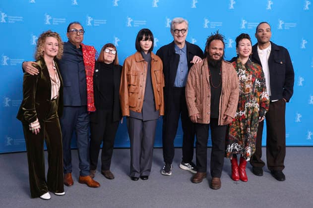 Tricia Tuttle, Shivendra Singh Dungarpur, Ewa Puszczynska, Bae Doona, Wim Wenders, Min Bahadur Bham, Hikari und Reinaldo Marcus Green beim Photocall mit der internationalen Jury auf der Berlinale 2026 76. Internationale Filmfestspiele Berlin im Hotel Grand Hyatt. Berlin, 12.02.2026