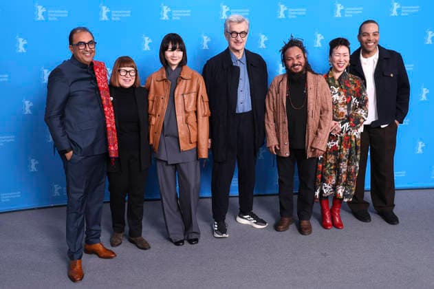 Shivendra Singh Dungarpur, Ewa Puszczynska, Bae Doona, Wim Wenders, Min Bahadur Bham, Hikari und Reinaldo Marcus Green beim Photocall mit der internationalen Jury auf der Berlinale 2026 76. Internationale Filmfestspiele Berlin im Hotel Grand Hyatt. Berlin, 12.02.2026
