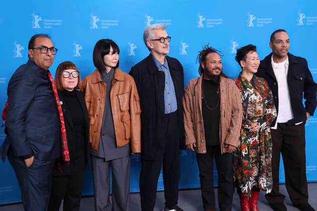 Shivendra Singh Dungarpur, Ewa Puszczynska, Bae Doona, Wim Wenders, Min Bahadur Bham, Hikari und Reinaldo Marcus Green beim Photocall mit der internationalen Jury auf der Berlinale 2026 76. Internationale Filmfestspiele Berlin im Hotel Grand Hyatt. Berlin, 12.02.2026