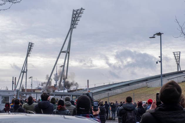 Sprengung Flutlichtmasten Cantian Stadion Deutschland, Berlin, 12.02.2026, Sprengung Lichtmasten Stadion Friedrich-Ludwig-Jahn-Sportpark, Â *** Blasting of floodlight masts Cantian Stadium Germany, Berlin, 12 02 2026, Blasting of light masts Friedrich Ludwig Jahn Sportpark stadium, Â