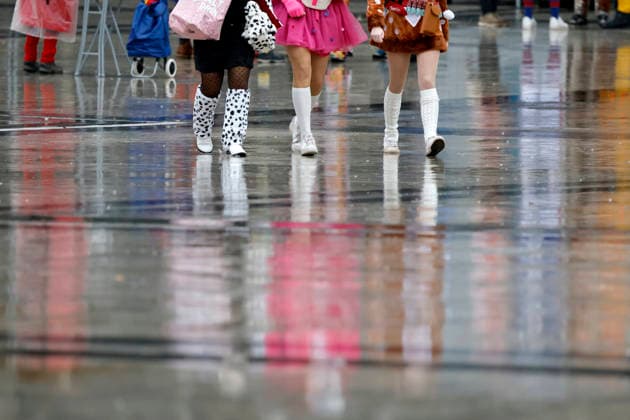 Impression vom Karnevalsauftakt bzw. Eröffnung des Straßenkarneval an Weiberfastnacht in Köln 2026. Wegen Dauerregen und niedrigen Temperaturen waren weniger Jecken unterwegs als sonst. Viele Narren hatten Schirme und Plastikfolie dabei, damit sie halbwegs trocken blieben. Jecken und Narren strömten in die Kölner Altstadt, um bei Musik unbeschwert den Start der heißen Phase im Karneval zu feiern. Köln, 12.02.2026 NRW Deutschland *** Impression of the carnival kick-off or opening of the street carnival on Weiberfastnacht in Cologne 2026 Due to constant rain and low temperatures, there were fewer revellers out and about than usual Many jesters had umbrellas and plastic sheeting with them to keep them reasonably dry Jocks and fools floc Copyright: xChristophxHardtx