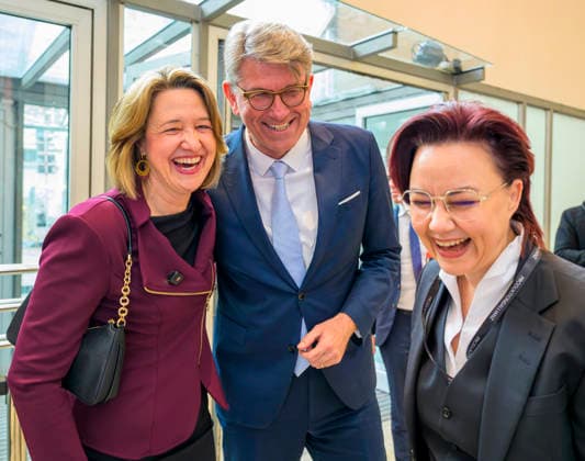 Weimer + Münferering + Weisgerber EUR, Deutschland, Berlin. 12.02.2026: Staatsminister Wolfram Weimer, Beauftragter der Bundesregierung für Kultur und Medien, Michelle Müntefering, CEO und Sprecherin des Gesamtvorstands der Produktionsallianz und Anja Weisgerber, MdB beim Deutschen Produzententag 2026 in Berlin. Unter dem Motto Gemeinsam stärker: Deutschlands Filmwirtschaft im internationalen Wettbewerb bringt der Deutsche Produzententag 2026 vor Eröffnung der Berlinale zentrale Akteurinnen und Akteure der nationalen und internationalen Filmwirtschaft zusammen.
