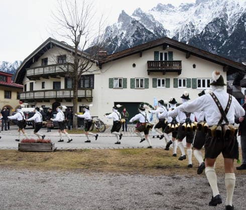 Mittenwald 12.02.2026 Unsinniger Donnerstag Faschingszug Teilnehmer Schellenruehrer Foto Mittenwald *** Mittenwald 12.02.2026 Nonsensical Thursday carnival procession participants Schellenruehrer photo Mittenwald
