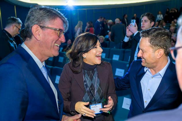Weimer + Brauner EUR, Deutschland, Berlin. 12.02.2026: Staatsminister Wolfram Weimer, Beauftragter der Bundesregierung für Kultur und Medien und Alice Brauner (mi) im Gespräch. Deutschen Produzententag 2026 in Berlin. Unter dem Motto Gemeinsam stärker: Deutschlands Filmwirtschaft im internationalen Wettbewerb bringt der Deutsche Produzententag 2026 vor Eröffnung der Berlinale zentrale Akteurinnen und Akteure der nationalen und internationalen Filmwirtschaft zusammen.