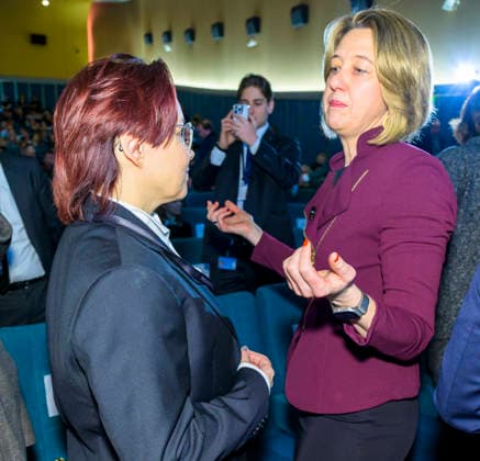 Münferering + Weisgerber EUR, Deutschland, Berlin. 12.02.2026: Michelle Müntefering, CEO und Sprecherin des Gesamtvorstands der Produktionsallianz und Anja Weisgerber, MdB im Gespräch während des Deutschen Produzententag 2026 in Berlin. Unter dem Motto Gemeinsam stärker: Deutschlands Filmwirtschaft im internationalen Wettbewerb bringt der Deutsche Produzententag 2026 vor Eröffnung der Berlinale zentrale Akteurinnen und Akteure der nationalen und internationalen Filmwirtschaft zusammen.