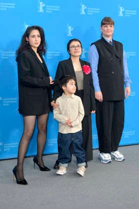 Laila Mahmudi, Liam Hussaini, Shahrbanoo Sadat und Katja Adomeit beim Photocall zum Kinofilm No Good Men Kabul Jan auf der Berlinale 2026 76. Internationale Filmfestspiele Berlin im Hotel Grand Hyatt. Berlin, 12.02.2026