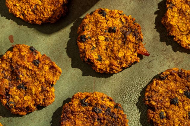 Vegan pumpkin cookies with a healthy twist Delicious vegan pumpkin cookies made from wholesome ingredients. Perfect as a healthy dessert or sweet snack, offering a delightful and nutritious treat for all ages. Model Released Ellsy_ID32772_1115637_007 Copyright: xEllsyx