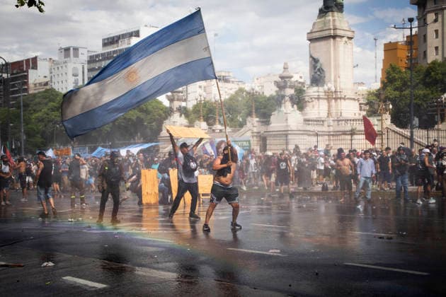 February 11, 2026, Buenos Aires, Buenos Aires, Argentina: Hundreds of people remained gathered around the National Congress protesting the labor reform vote taking place inside the Senate. Buenos Aires Argentina - ZUMAs358 20260211_znp_s358_005 Copyright: xSilvanaxSafenreiterx