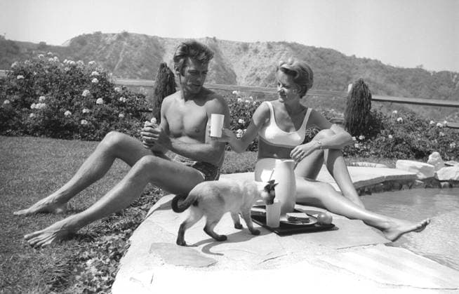 RECORD DATE NOT STATED Clint Eastwood and wife Maggie Johnson at home 1961 EDITORIAL USE ONLY  Copyright: xMichaelxLevinx