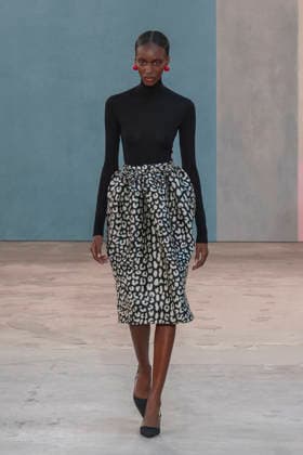 A model walks the runway wearing pieces from Venezuelan designer Carolina Herrera s new collection in New York, United States, 12 February 2026. Herrera s collection is an ode to the creative power of women artists, patrons, gallery owners, collectors and muses, who wore her autumn-winter designs in New York. Carolina Herrera celebrates women in the arts at her fashion show in New York !ACHTUNG: NUR REDAKTIONELLE NUTZUNG!  Copyright: xÁngelxColmenaresx AME4406 20260212-55019375264_1