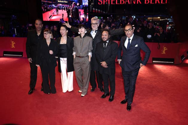 Die internationale Jury: Reinaldo Marcus Green, Ewa Puszczynska, Bae Doona, Hikari, Wim Wenders, Min Bahadur Bham und Shivendra Singh Dungarpur bei der Eroeffnung der 76. Berlinale Internationale Filmfestspiele mit der - No Good Men- Film Premiere am 12.02.2026 in Berlin Berlinale Opening 2026 mit der -No Good Men- Film Premiere in Berlin